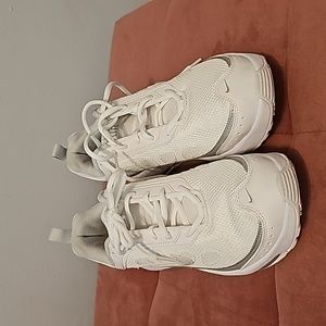 NIKE tennis shoes
